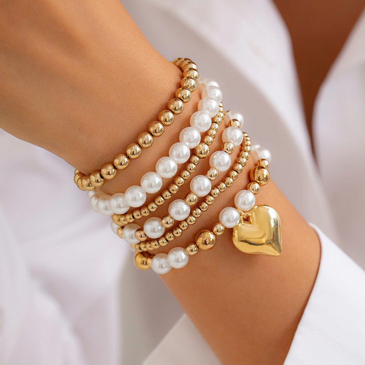 Minimalistisch gestaltetes Perlenarmband mit modischem Gespür und herzförmigem, hohlem Armbandset