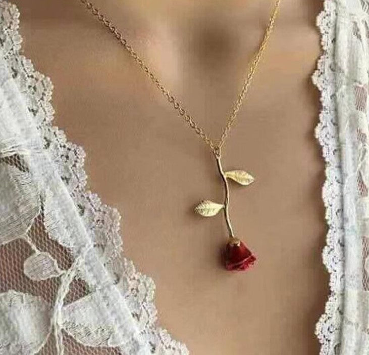 Kreative Halskette mit rotem Rosenanhänger als Geschenk für die Freundin zum Valentinstag