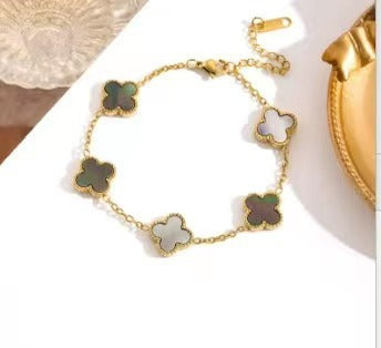 Vierblättriges Kleeblatt-Armband für Damen aus Titanstahl, leicht, luxuriös, galvanisiert, 18 Karat Gold