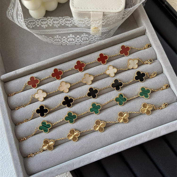 Vierblättriges Kleeblatt-Armband für Damen aus Titanstahl, leicht, luxuriös, galvanisiert, 18 Karat Gold