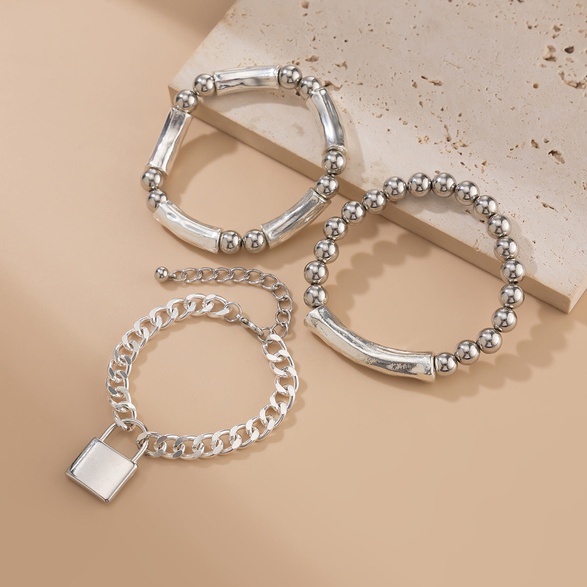 Minimalistisch gestaltetes Perlenarmband mit modischem Gespür und herzförmigem, hohlem Armbandset