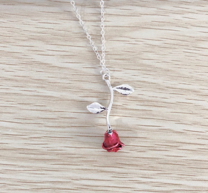 Kreative Halskette mit rotem Rosenanhänger als Geschenk für die Freundin zum Valentinstag