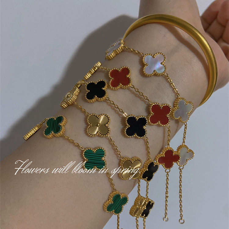 Vierblättriges Kleeblatt-Armband für Damen aus Titanstahl, leicht, luxuriös, galvanisiert, 18 Karat Gold