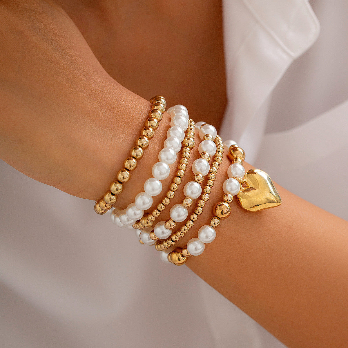 Minimalistisch gestaltetes Perlenarmband mit modischem Gespür und herzförmigem, hohlem Armbandset
