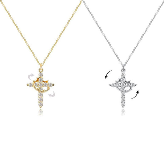 Kreuz-Halskette mit Diamanten besetzt, drehbarem Kreuz und Krone sowie einer Halskette mit Schlüsselbeinkette